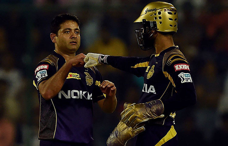 দিশাহীন বোলিং। সুনীল নারাইন থেকে পীযুষ চাওলা বা মিচেল জনসন- নাইটদের প্রথম সারির বোলারদের কাউকেই দেখে মনে হয়নি দিল্লির ব্যাটসম্যানদের জন্য তাদের পরিকল্পনা ছিল। পৃথ্বীশ, কলিন মুনরো, শ্রেয়াস আইয়াররা যেমন খুশি মেরেছেন নাইট বোলারদের।