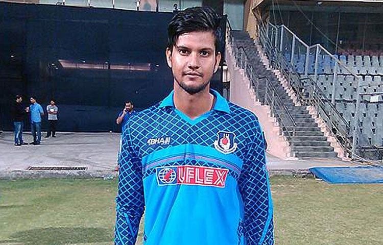 একলব্য দ্বিবেদী : মিডল অর্ডার ব্যাটসম্যান। এক কোটি টাকা দিয়ে গুজরাট লায়ন্স কিনেছিল তাকে। তবে, ৪ ম্যাচে করেছিলেন মাত্র ২৪ রান। তার পরই বাদ পড়েন দল থেকে। এ বছর দলই পাননি তিনি।