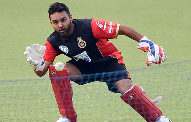 পার্থিব পটেল : ওপেনিংয়ে মনন ভোরা গত ম্যাচে রান পেলেও ডানহাতি-বাঁহাতি কম্বিনেশন বজায় রাখতে আজ দলে থাকতে পারেন পার্থিব পটেল। কক না থাকায় উইকেটকিপার পার্থিবকেও প্রয়োজন হবে দলের।