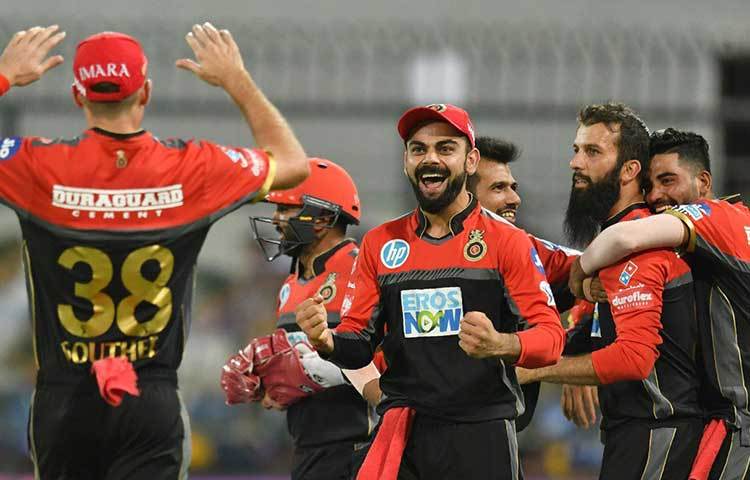 বেঙ্গালুরু বনাম হায়দরাবাদ : বৃহস্পতিবার রাতের এই ম্যাচ বেঙ্গালুরুর কাছে মাস্ট উইন। হারলেই টুর্নামেন্ট থেকে বিদায়। জিতলে টিকে থাকবে প্লেঅফ ভাগ্য। হায়দরাবাদ জিতলে তাদের প্রথম দল হিসাবে প্লেঅফে যাওয়ার সম্ভাবনা বাড়বে। তবে হারলেও প্রথম দুই দলের অন্যতম হয়ে প্লেঅফ খেলা নিশ্চিত হায়দরাবাদের।