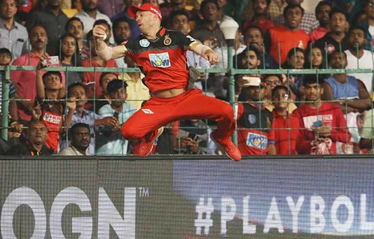 এবি ডিভিলিয়ার্স : অবশ্যই বলতে হবে এবি ডিভিলিয়ার্সের ‘স্পাইডারম্যান’ ক্যাচের কথা। একেবারে বাউন্ডারি লাইনে দাঁড়িয়ে মাটি থেকে বেশ খানিকটা লাফিয়ে এক হাতে ধরা ক্যাচটা সত্যিই এখনও পর্যন্ত অন্যতম সেরা।