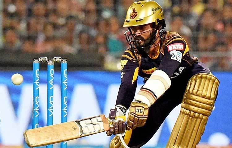 নাইটদের অদ্ভুত ব্যাটিং অর্ডার : ব্যাটিং নিয়ে পরীক্ষা বোধহয় একটু বেশিই করে ফেলছে নাইট রাইডার্স। ওপেনিংয়ে যে সুনীল নারিন অত্যন্ত সফল, হঠাৎ করেই তাকে পরে নামানো হল। তিন নম্বরে খেলতে অভ্যস্ত শুভমান গিল নামলেন সাত নম্বরে। কার্তিকও নামলেন অনেকটাই পরে।