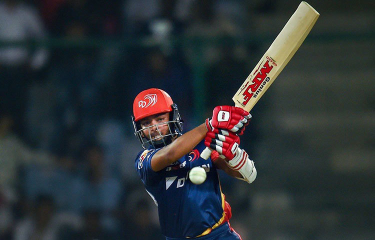 দুরন্ত ওপেনিং। গম্ভীরকে ওপেনিং থেকে বাদ দেওয়াটা মাস্টার স্ট্রোক হয়েছে দিল্লির জন্য। পৃথ্বী-মুনরো জুটির ওপেনিংয়ে ৭ ওভারে ওঠে ৫৯ রান। দুই ওপেনার মিলে ৬২ বলে ৯৫ রান করেন।