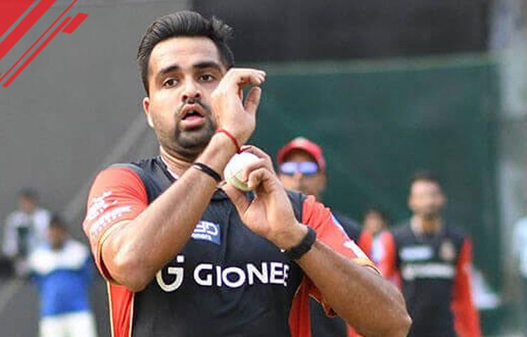 অনিকেত চৌধুরি : গত বছর আরসিবি তাকে কিনেছিল ২ কোটি টাকায়। হতাশ করেন দলকে। ৫ ম্যাচে ওভার পিছু ৮.৫৫ রান দিয়ে ৫ উইকেট নেন। তার পরই দল থেকে বাদ দেওয়া হয় তাকে।