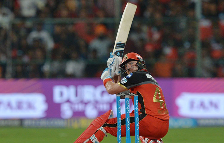 ব্রেন্ডন ম্যাকালাম : খুব একটা ফর্মে নেই এই ডানহাতি কিউয়ি। ককের অনুপস্থিতিতে আজ ওপেনিংয়ে দেখা যেতে পারে ব্রেন্ডন ম্যাকালামকে।