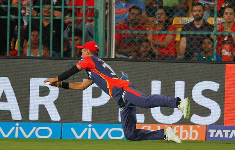 ট্রেন্ট বোল্ট : এবারের আইপিএলে দিল্লির ট্রেন্ট বোল্টের ক্যাচটাকে সেরার তালিকায় রাখতেই হবে। বাউন্ডারি লাইন থেকে মাত্র হাত খানেক দূরে এক অবিশ্বাস্য ক্যাচ ধরেছিলেন।