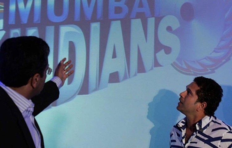 মুম্বাই ইন্ডিয়ান্স : আইপিএলের সবচেয়ে সফল ফ্র্যাঞ্চাইজিদেরও সমস্যাটা অনেকটা সুপার কিংসের মতোই। দেশিদের মধ্যে রোহিত শর্মা, হার্দিক পান্ডেরা থাকলেও বিদেশি ব্যাটিং লাইন আপ বেশ খারাপ মুম্বাইয়ের। ডেপি ডুমিনি আর কিয়েরন পোলার্ডকে বাদ দিলে বলার মতো বিদেশি ব্যাটসম্যান নেই মুম্বাইয়ে।