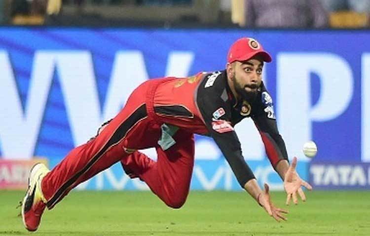 বিরাট কোহলি : আরসিবি’র অধিনায়ক কোহালিও উঠে এসেছেন সেরা ক্যাচের তালিকায়। কলকাতার অধিনায়ক দীনেশ কার্তিককে এক অসাধারণ ক্যাচে ফিরিয়েছিলেন বিরাট। ম্যাচ অবশ্য জেতে নাইট রাইডার্স।