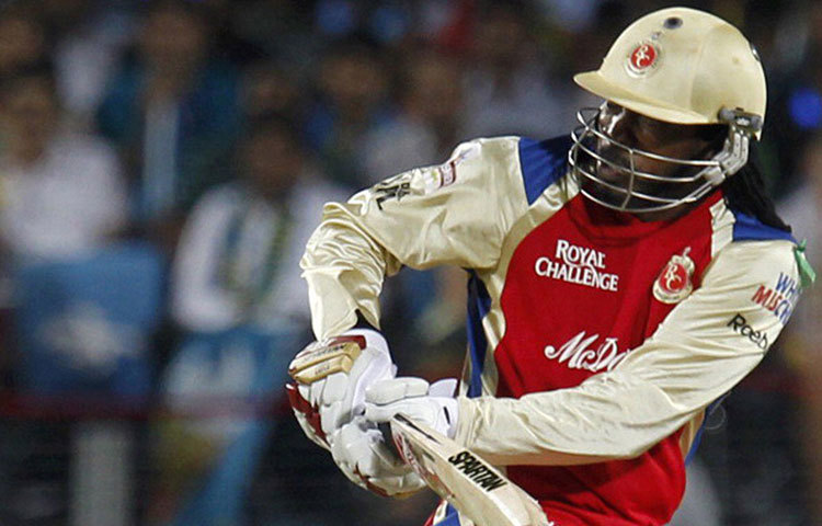 আইপিএলে দ্রুততম শতরানটি রয়েছে ক্রিস গেইলের দখলে। মাত্র ৩০ বলে শতরান করেছিলেন গেল। ২০১৩ তে পুণে ওয়ারিয়র্সের বিরুদ্ধে এই রান করেছিলেন তিনি।