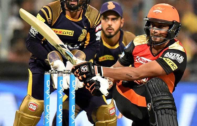 অলরাউন্ডার শাকিব : প্রথমে বল আর তারপর ব্যাট হাতে প্রাক্তন নাইটের অসাধারণ পারফরম্যান্স সানরাইজার্সকে জয়ের হ্যাটট্রিক পেতে সাহায্য করেছে।