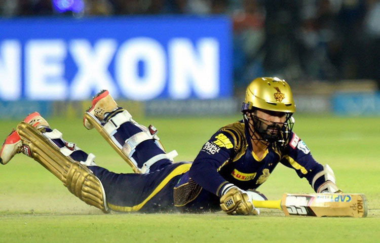 ভুল অধিনায়কত্ব। নারাইন, কুলদীপদের ওভারের কোটা শেষ না করিয়ে শেষ ওভারে কেন শিবম মাভিকে আনলেন কার্তিক সেটা রহস্য। এমনকী এত বড় রান তাড়া করার ক্ষেত্রে কেন রাসেলকে আগে নামানো হল না, প্রশ্ন উঠছে তা নিয়েও।