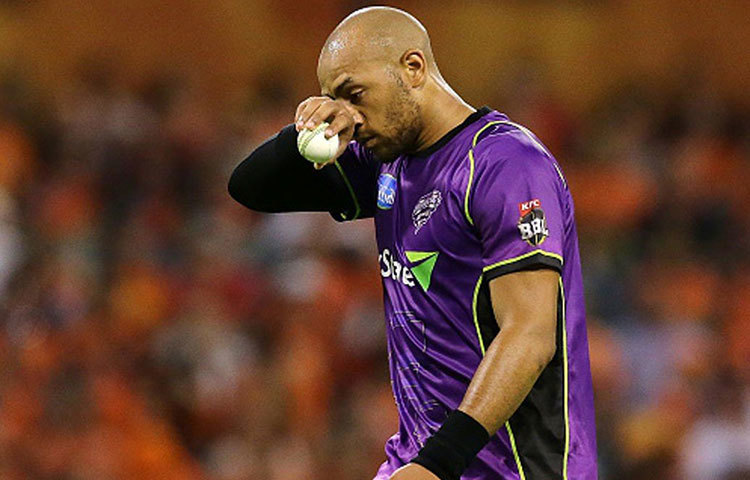 টাইমল মিলস : ইংল্যান্ড দলের বাঁহাতি ফাস্ট বোলার টাইমাল মিলসকে কিনেছিল আরসিবি। খরচ করেছিল ১২ কোটি। কিন্তু কিছু দিনের মধ্যেই দল বুঝে যায় কতটা ভুল সিদ্ধান্ত নিয়েছিল তারা।