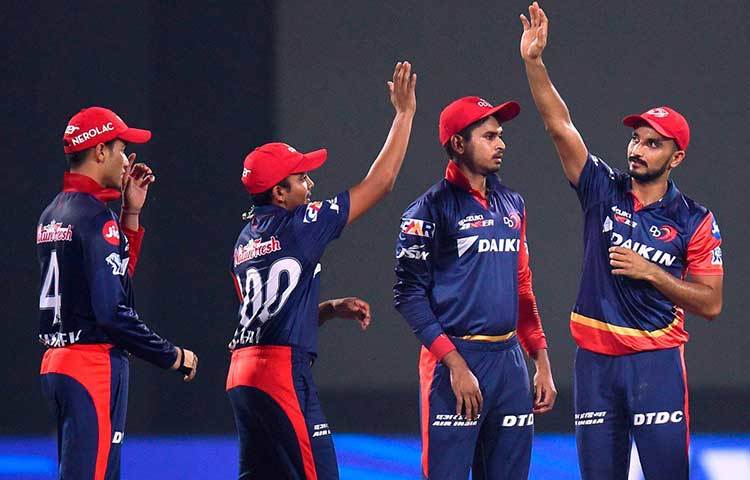 দিল্লি বনাম মুম্বাই : দিল্লির ঘরের মাঠে রবিবার বিকেলে প্লেঅফে নামার লড়াইয়ে নামছে রোহিত শর্মার দল। আগেই ছিটকে যাওয়ায় দিল্লি জিতলে কোনও লাভ হবে না। তবে সে ক্ষেত্রে ছিটকে যাবে মুম্বাই এবং লাভ হবে প্লেঅফের দৌড়ে থাকা বাকি দলগুলির।