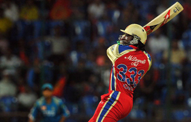 একটি ইনিংসের সব থেকে বেশি ছয়ের রেকর্ডও গেলের দখলে। ১৭টি ছয় মেরেছিলেন পুণের বিরুদ্ধে। ২০১৩ সালের আইপিএলে সেই ম্যাচেই ৬৬ বলে ১৭৫ রান করেছিলেন তিনি।