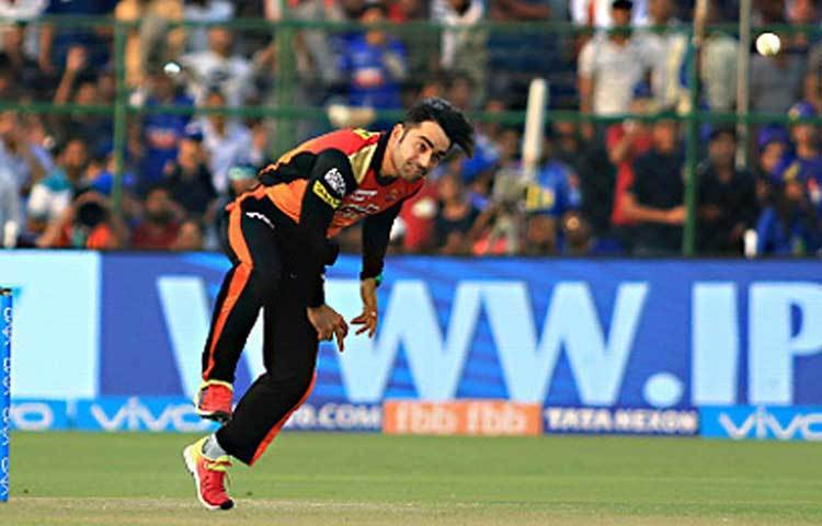 রশিদ খান : হায়দরাবাদের রশিদ খানের একটি ক্যাচ নিয়ে আইপিএল-এ বেশ আলোচনা হয়। পাখির মতো বাউন্ডারি থেকে ক্যাচ ধরে সকলের নজর কাড়েন রশিদ।