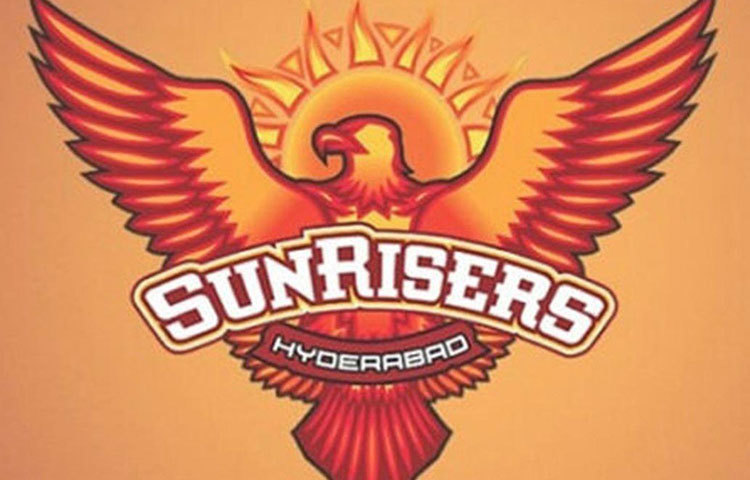 সানরাইজার্স হায়দরাবাদ : টুর্নামেন্টের অন্যতম ব্যালান্সড দল বলা হচ্ছে সানরাইজার্স হায়দরাবাদকে। ওয়ার্নার না থাকলেও শিখর ধবন, সাকিব অল হাসান, কেন উইলিয়ামসন, কার্লোস ব্রেথওয়েটরা নিজেদের দিনে যে কোনো বোলিং লাইন আপকে ছিন্নভিন্ন করে ফেলতে পারে।