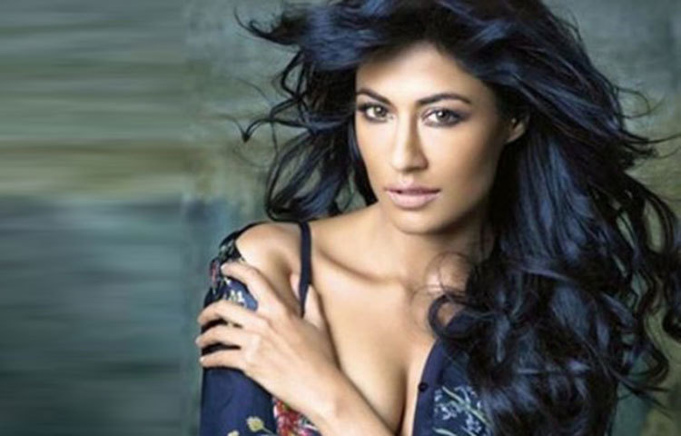 চিত্রাঙ্গদা সিংও নেচেছেন আইটেম ডান্স। কাফিরানা ছবিতে আইটেম নাম্বারের জন্য নিয়েছেন ৬০ লাখ টাকা।