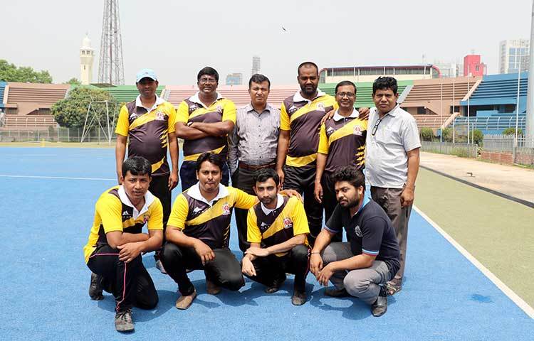 ফটোসেশনে জাগো নিউজ ক্রিকেট টিম, সঙ্গে রয়েছেন জাগো নিউজের প্রধান বার্তা সম্পাদক মহিউদ্দিন সরকার। ছবি : বিপ্লব দিক্ষিৎ