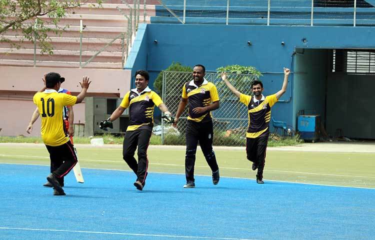 ব্যাট করতে নেমে ২ উইকেট হারিয়ে ৮১ রান তুলে নেয় জাগো নিউজ। ম্যাচটিতে দলের পক্ষে সর্বোচ্চ ৫৯ রান করেন জাগো নিউজের নিজস্ব প্রতিবেদক অলরাউন্ডার সাঈদ শিপন। ছবি : বিপ্লব দিক্ষিৎ