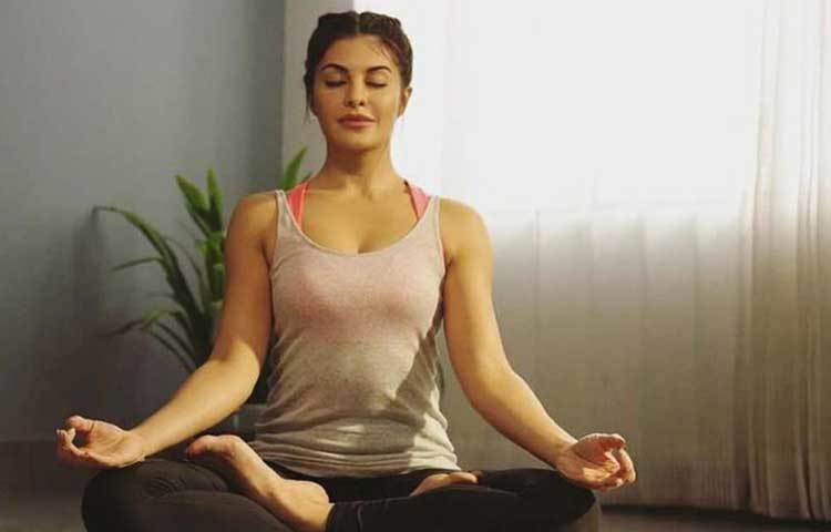 জ্যাকলিন ফার্নান্দেজ : কড়া অনুশাসন মেনে নিজের প্রাত্যহিক কাজকর্ম সারেন জ্যাকলিন। শ্রীলঙ্কান সুন্দরী ঘুমাতে চলে যান রাত ১১টায়। ঘুম থেকে ওঠেন ৫টায়।