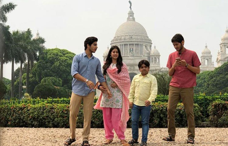 জয়পুর এবং কলকাতায় শুটিংপর্বের ছবিগুলি ভাইরাল হয়েছে সোশ্যাল মিডিয়ায়। ভিক্টোরিয়া মেমোরিয়ালের সামনে শুটিং হয়েছে ‘ধড়ক’-এর।