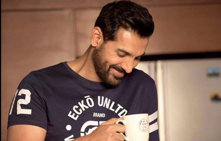 জন আব্রাহাম : ২০০৯ সালের থ্রিলার ফিল্ম ‘নিউ ইয়র্ক’ ছবির একটি দৃশ্যের শুটের জন্য নগ্ন হয়েছিলেন বলিউডের হার্টথ্রব জন আব্রাহাম। জঙ্গি সন্দেহে ধরা পড়া একজন ভারতীয় জেলবন্দির চরিত্রে তাকে দেখা গিয়েছিল।