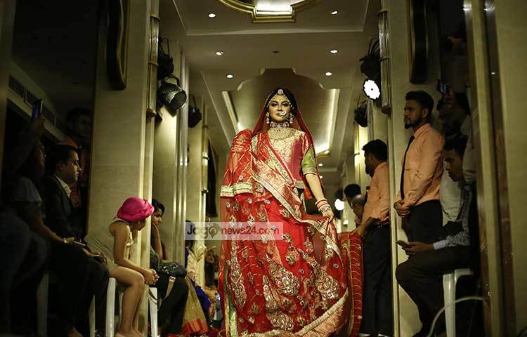 জয়া আহসান ছাড়াও এতে প্রেমস কালেকশনের আরামদায়ক পাঞ্জাবি, এক্সক্লুসিভ সেলওয়ার কামিজ পড়ে হেঁটেছেন আরও কয়েকজন মডেল। ছবি : মাহবুব আলম