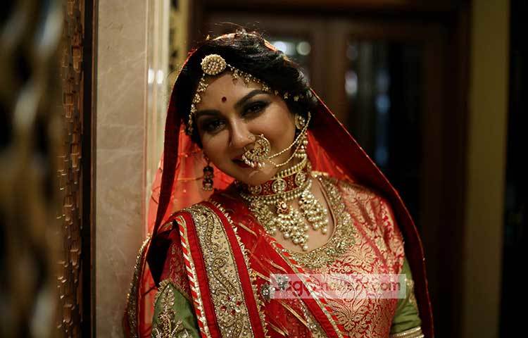 কনে বেশে হাস্যোজ্জ্বল জয়া। ছবি : মাহবুব আলম