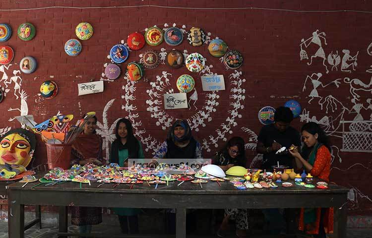 জাহাঙ্গীরনগরের ছাত্র-ছাত্রীরা বৈশাখ বরণের নানা উপকরণ তৈরি করে বিক্রয়ের জন্য বসে আছে। ছবি : হাফিজুর রহমান