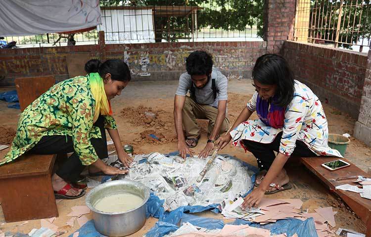 পুরাতন পত্রিকা দিয়ে তৈরি করা হচ্ছে বর্ষবরণের উপকরণ। ছবি : হাফিজুর রহমান
