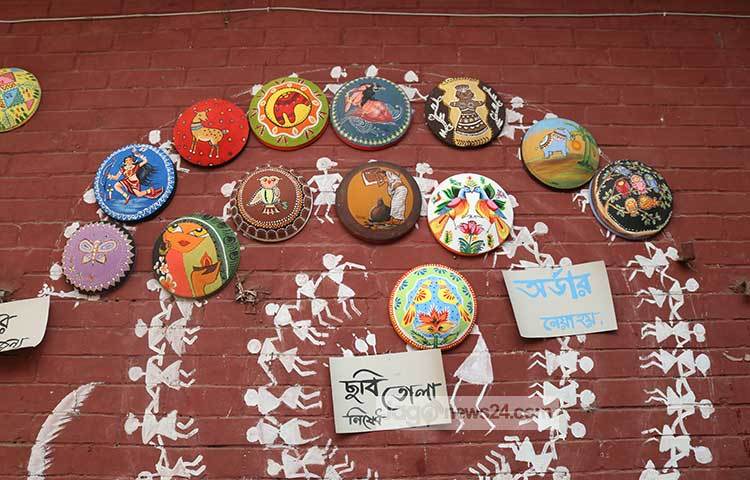 সানকিতে আঁকা হয়েছে নানা ধরনের আলপনা। এতে ফুটে উঠেছে আবহমান বাংলার চিরায়ত রূপ। ছবি : হাফিজুর রহমান