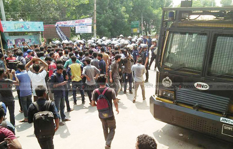 ঢাকা-আরিচা মহাসড়ক অবরোধ করেছে জাহাঙ্গীরনগর বিশ্ববিদ্যালয়ের শিক্ষার্থীরা।