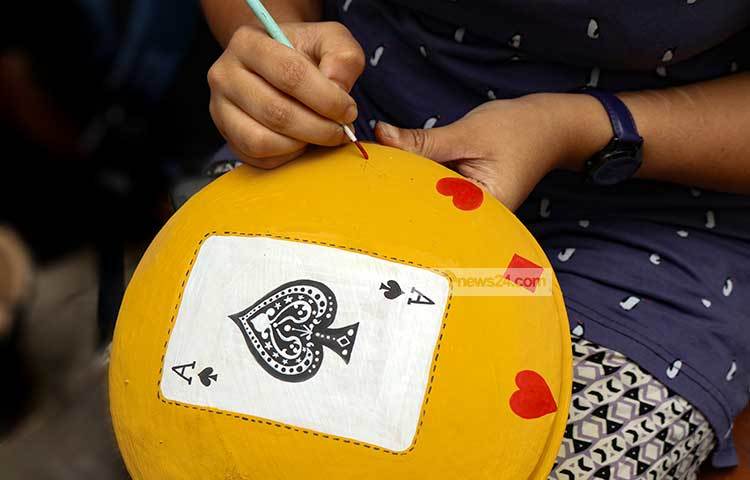 সানকিতে তাসের ছবি চিত্রিত করছেন একজন শিক্ষার্থী। ছবি : হাফিজুর রহমান