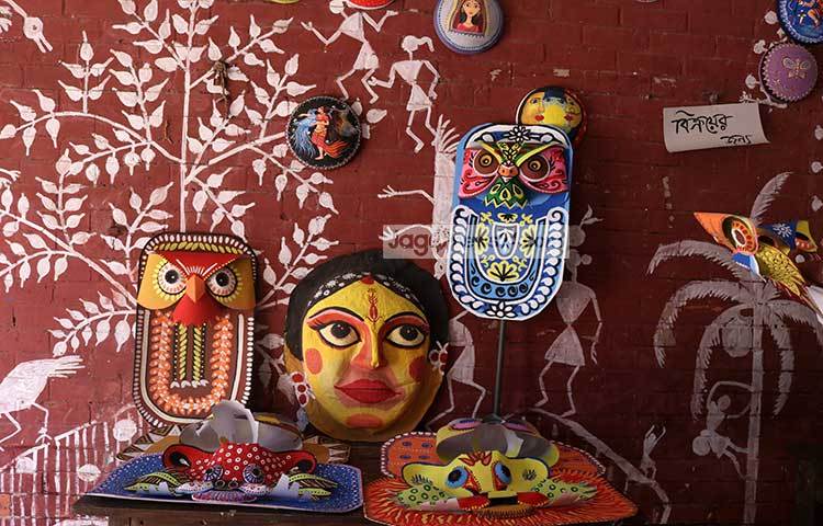 বর্ষবরণের শোভাযাত্রায় ব্যবহৃত হবে এসব উপকরণ। ছবি : হাফিজুর রহমান