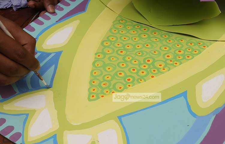 আলপনায় ফুটে উঠছে বৈশাখের রূপ। ছবি : হাফিজুর রহমান