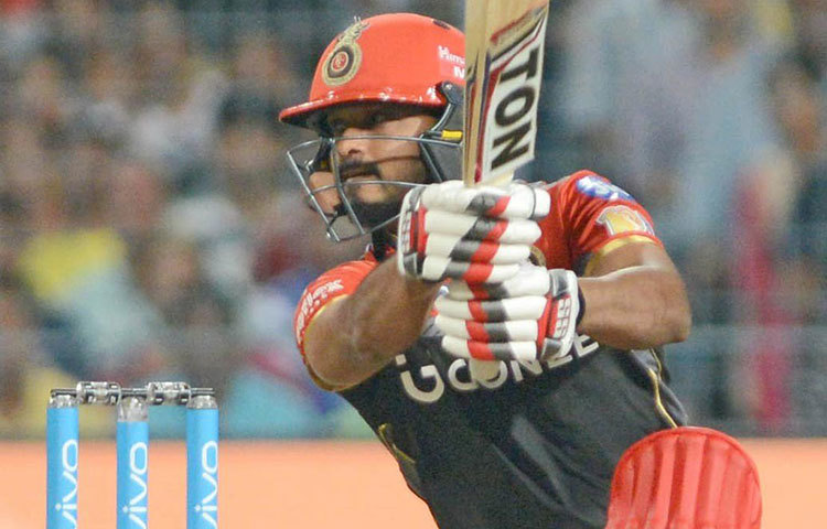 কেদার যাদব : আমাদের দলের উইকেটরক্ষক যিনি বল ও ব্যাটে যথেষ্টই সাবলীল। পার্ট টাইম উইকেট কিপিং করতে পারেন বলেই তাকে দলে রাখা হল।