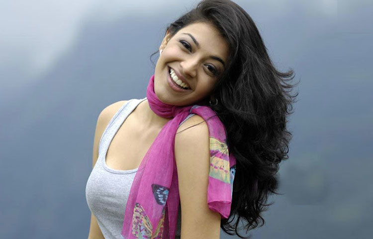 এলোকেশে হাসির রাশি ছড়িয়ে দিয়েছেন কাজল।