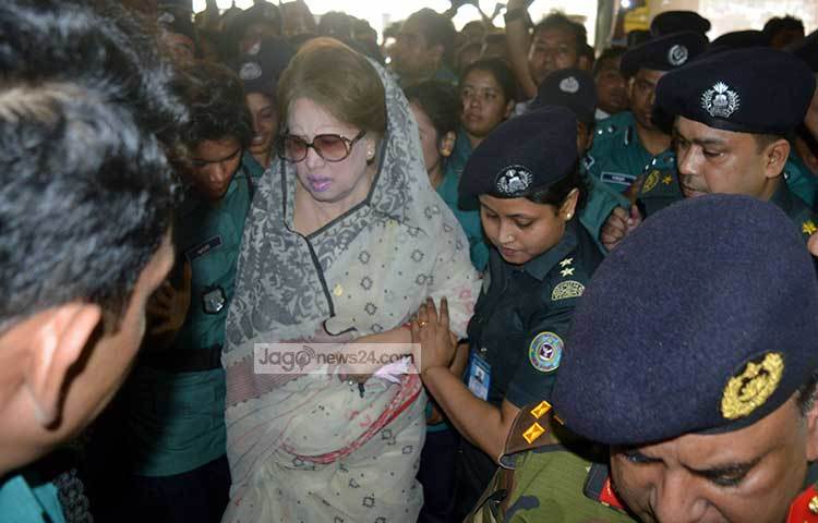 শনিবার বেলা সাড়ে ১১টার দিকে তাকে হাসপাতালে নেয়া হয়েছিল। দুপুর দেড়টার দিকে তাকে হাসপাতাল থেকে ফের কারাগারের উদ্দেশ্যে নিয়ে যাওয়া হয়। দুপুর পৌনে ২টায় তাকে বহনকারী গাড়িবহর কারাগারে পৌঁছায়। ছবি : বিপ্লব দিক্ষিৎ