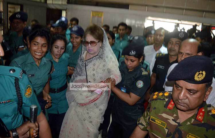 খালেদার স্বাস্থ্য পরীক্ষায় কী কী করা হয়েছে সে সম্পর্কে এখনই কিছু জানা না গেলেও তার এক্সরে করানো হয়েছে বলে জানা গেছে। ছবি : বিপ্লব দিক্ষিৎ