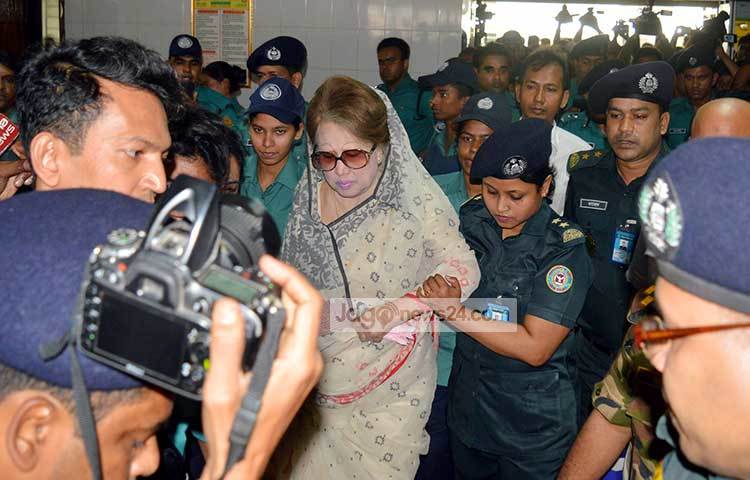 শনিবার সকাল থেকেই গুঞ্জন ছিল খালেদা জিয়াকে স্বাস্থ্য পরীক্ষার জন্যবিএসএমএমইউ-এ নেয়া হতে পারে। তবে এ বিষয়ে নিশ্চিত করে কিছু জানা যাচ্ছিল না। ছবি : বিপ্লব দিক্ষিৎ