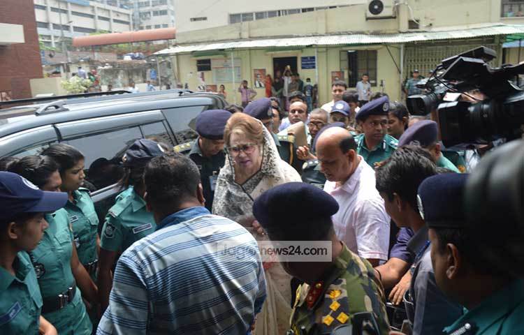 শনিবার খালেদা হাসপাতালে পৌঁছানোর আগে বিএসএমএমইউ-এর জনসংযোগ কর্মকর্তা প্রশান্ত কুমার মজুমদার জানিয়েছিলেন, কেবন ব্লকের ৫১২ নম্বর কেবিন প্রস্তুত করা হচ্ছে। ছবি : বিপ্লব দিক্ষিৎ