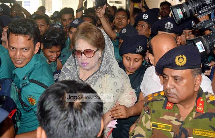 দুর্নীতি দমন কমিশনের (দুদক) দায়ের করা জিয়া অরফানেজ ট্রাস্ট দুর্নীতি মামলায় সাবেক প্রধানমন্ত্রী ও বিএনপি চেয়ারপারসন বেগম খালেদা জিয়াকে গত ৮ ফেব্রুয়ারি ৫ বছরের কারাদণ্ড দেন আদালত। ছবি : বিপ্লব দিক্ষিৎ