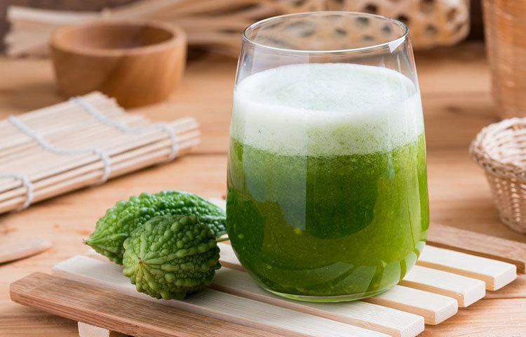 দ্রুত ওজন কমাতে, মেদ ঝরানোর পাশাপাশি ক্যানসার, ডায়াবিটিস, হাঁপানির মতো রোগ নিরাময়ে করলার খুবই গুরুত্ব রয়েছে।