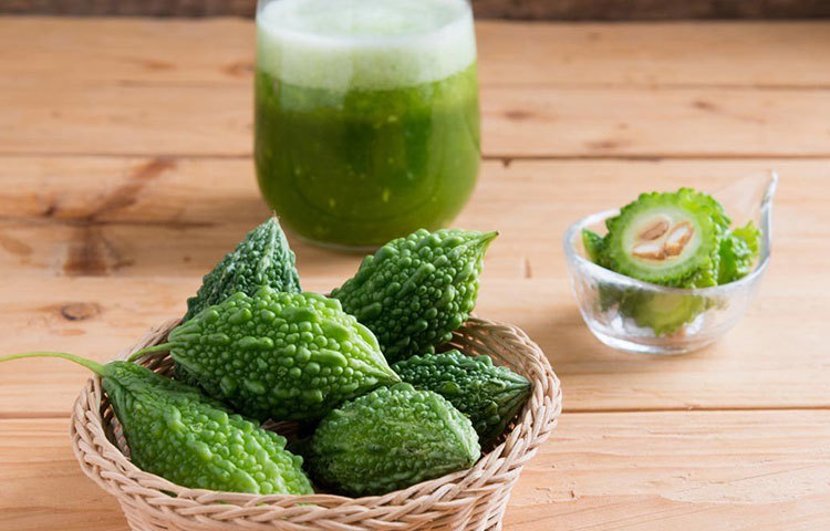 বিজ্ঞান পত্রিকা ‘বিএমসি কমপ্লিমেন্টারি অ্যান্ড অলটারনেটিভ মেডিসিন’-এর রিপোর্ট বলছে, নানা পুষ্টিগুণ সমৃদ্ধ করলা খুব দ্রুত দেহের ওজন কমাতে সাহায্য করে। করলার রস দিয়ে হেলথ ড্রিঙ্ক বানিয়ে খেলে কাজ হয় খুব তাড়াতাড়ি।