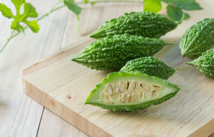 বর্তমান প্রজন্মের একটা বড় অংশ ওবেসিটির শিকার। বিশেষজ্ঞদের মতে, করলার রস ফ্যাট সেলগুলো বার্ন করে এবং সেই জায়গায় নতুন ফ্যাট সেল তৈরি হতে বাধা দেয়। ডায়বেটিস রোগীদের জন্যও করলার রস খুব উপকারী।