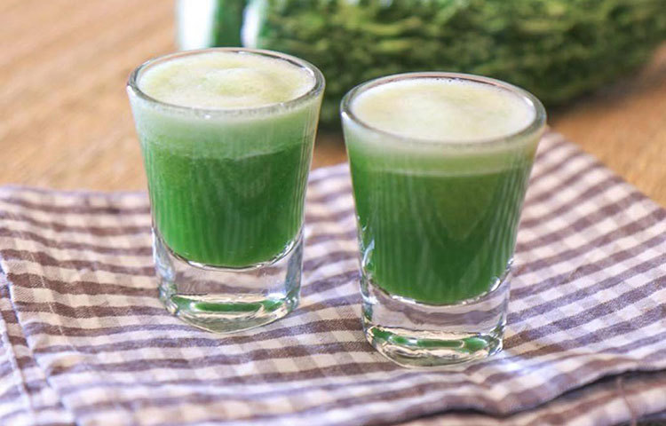 করলা ভালো করে ধুয়ে নিয়ে ছোট পিস করে কাটুন। তেতো খেতে খুব সমস্যা হলে ব্লেন্ডারে করলার সঙ্গে অন্যান্য সবজি দিয়ে মিশ্রণ তৈরি করুন। স্বাদ বাড়ানোর জন্য ওই মিশ্রণে কয়েক ফোঁটা মধু মিশিয়ে নিয়ম করে প্রতিদিন সকালে খান।