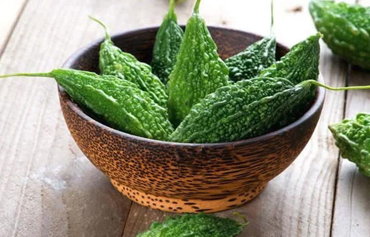 বিজ্ঞানপত্রিকা ‘কারসিনোজেনেসিস’-এর রিপোর্ট বলছে, করলার জুস অগ্নাশয়ের ক্যানসার রোধ করে। ক্যানসার সৃষ্টিকারী কোষগুলিকে নির্মূল করে। বিজ্ঞানপত্রিকা ‘পাবমেড’-এর তথ্য অনুযায়ী স্তন ক্যানসার রোধে করলার জুসের গুরুত্ব রয়েছে।