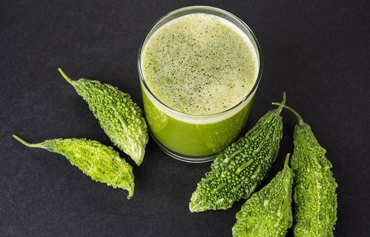 হাঁপানি এবং ফুসফুসের যে কোনও রোগ প্রতিরোধ করে করলার জুস। নিয়মিত করলার জুস খেলে ত্বক অনেক টানটান এবং তরতাজা দেখায়। বলিরেখা দূর হয়।