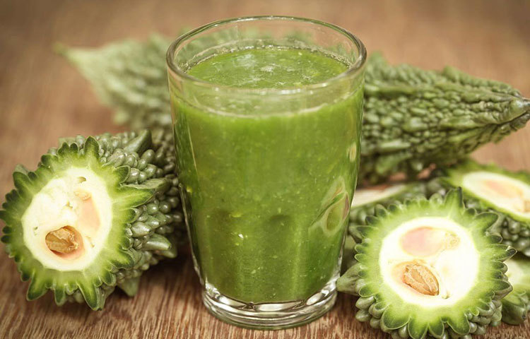 করলার মধ্যে রয়েছে প্রচুর পরিমাণ অ্যান্টিঅক্সিডেন্ট। মধু মিশিয়ে করলার জুস খেলে হজম শক্তি বাড়ে। তা ছাড়া এতে রয়েছে ফাইবার, যা পরিপাকতন্ত্রকে সক্রিয় রাখে।