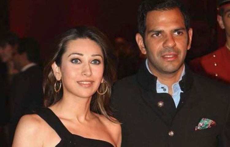 কারিশমা কাপুর : অভিষেক বচ্চনের সঙ্গে এনগেজমেন্ট ভেঙে যাওয়ার পর, ছোট বেলার বন্ধু সঞ্জয় কাপুরকে বিয়ে করেন কারিশমা। সঞ্জয় দিল্লির এক নামজাদা শিল্পপতি। করিশ্মার আগে নন্দিতা মেহতানিকে বিয়ে করেছিলেন সঞ্জয়।